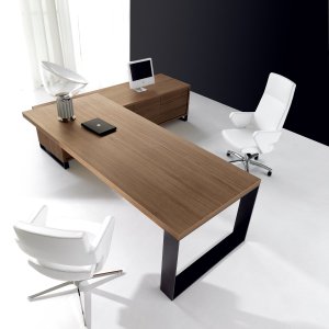 Chefschreibtisch New Loop von IVM Office mit Nussbaumblatt und Bronzezarge