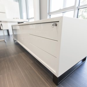 New Loop Schreibtisch mit Anbauelement und Tip-On-Schubladen