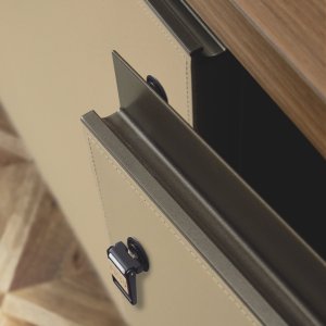 Platte teils furniert, teils mit Sattelleder bezogen