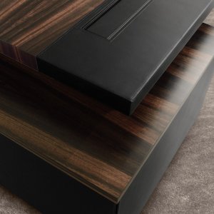 Chefbüro mit Schreibtisch und Sideboard