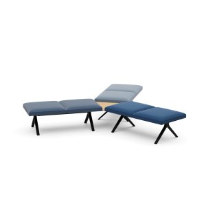 Sechssitziger Kiik Ottoman in einer Hotellobby