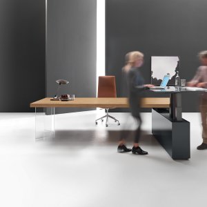 Kyo Präsidialtisch mit paneliertem Holzbein