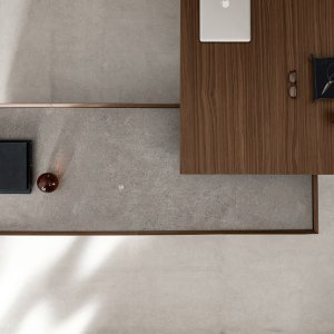 Tragender Schrank des Kyo mit Fächern zur Sitzseite