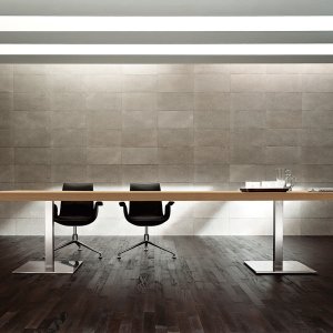Elektrifizierte Zwischenbeine am Kyo Konferenztisch