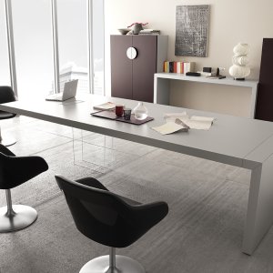 Koplanare Schiebetüren am Kyo Sideboard, halb geöffnet