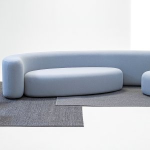 Lisse von LaCividina von vorn gesehen, ein Sofa aus einem einzigen Stück