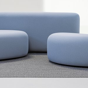 Der kleine Pouf von Lisse für sich, im Umriss ein unregelmässiges Oval
