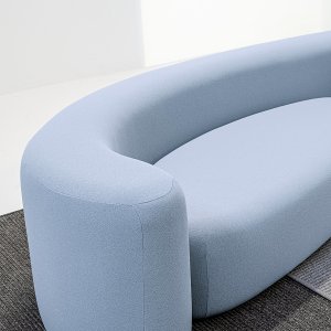 Mittlerer Pouf der Familie Lisse, aus leicht erhöhtem Winkel fotografiert