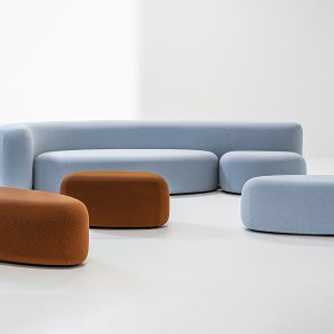Empfangssitzmöbel Lisse mit den zwei Poufs an der Rundung des Sofas
