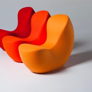 Sessel Nautile von hinten, frei im Raum einer Hotellobby stehend