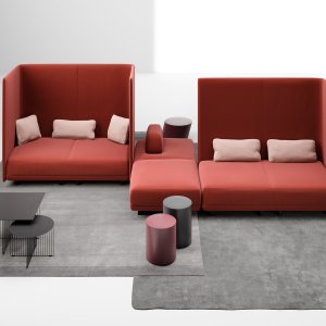 Ablage in Eiche mit aufgeklapptem Laptop an einem Sofa Node+ von LaCividina