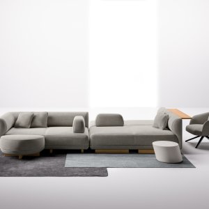 Trennwand aus Holz mit waagrechten Latten neben Sofas Node+