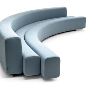 Osaka von LaCividina als gebogene Sitzreihe im Foyer eines Zürcher Unternehmens