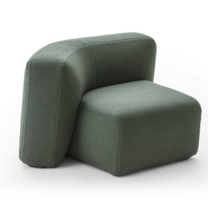 Sessel Suiseki neben einem Beistelltisch in der Lounge