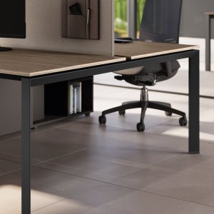 Desking-Bench 5th Element von Las Mobili auf Trapezbeinen aus gezogenem Stahl