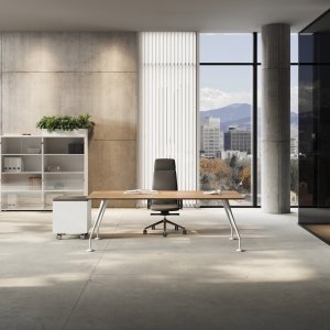 Énosi Designer-Schreibtisch von Las Mobili mit Glasplatte in Extraweiss und verchromten Beinen für ein Schweizer Büro