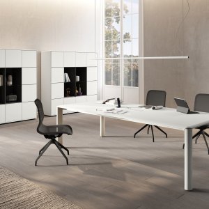 Monolithische Iulio-Wandmöbel mit Push-to-open-Türen und wendbarem Regal