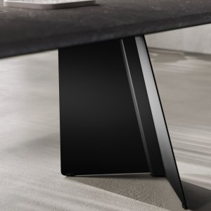 Monolith Couchtisch mit Keramikplatte Nero Desirè und V-Beinen