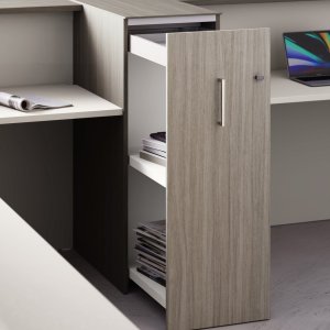 Empfangstheke Nice von Las Mobili mit LED-hinterleuchteten Frontblenden und satinierten Chromprofilen