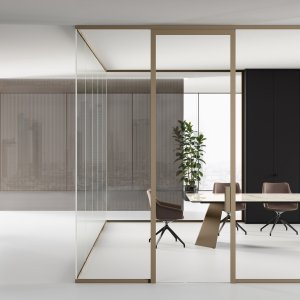 Detail des Aluminium-Bodenprofils der einfach verglasten Mood-M1-Wand