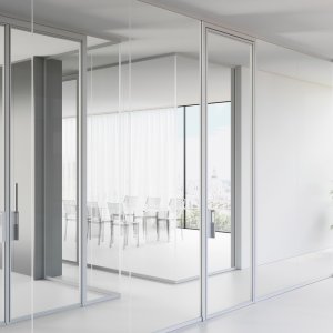 Aussenlaufende Glasschiebetür des Mood-Systems mit verdeckter oberer Schiene