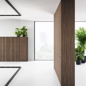 Satinierte Glasscheiben der Mood-Wand schirmen ein diskretes Büro ab
