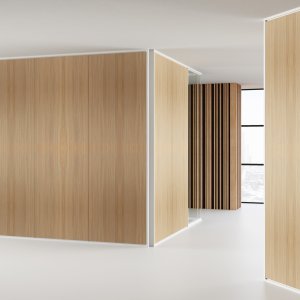 Freistehende Mood-Trennwand mit 222 cm definiert einen Raum ohne Deckenkontakt