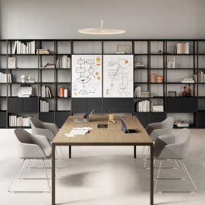 Flip-Top-Access mit Staubbürste und Kabelwanne auf einem Sigma-Schreibtisch