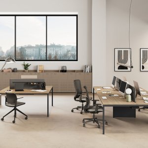 Semi-direktionaler Sigma-Schreibtisch auf strukturellem Servicemöbel