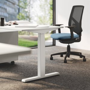 Schweizer Bürostandort mit UP-Sitz-Steh-Arbeitsplätzen von Las Mobili