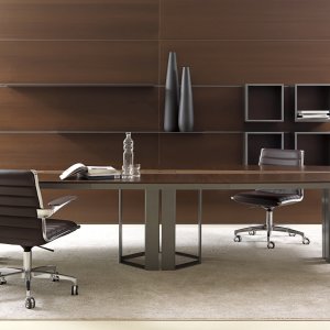 Durchgehender vertikaler Griff am hohen Lloyd Sideboard