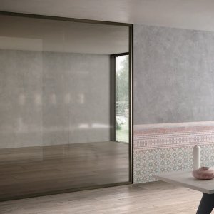 Kabelstaender neben einer Simple Bold Tuer
