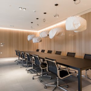 Direktionsbüro mit Sesseln Nulite von Luxy eingerichtet