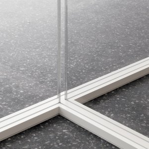 Satiniertes Glas für Sichtschutz in der Trennwand M2 — System Quadrifoglio