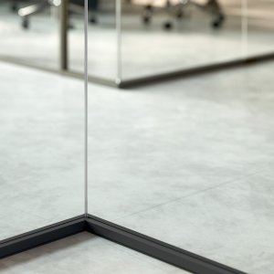 Eckverbindung der monolithischen Glaswand M1 von Quadrifoglio