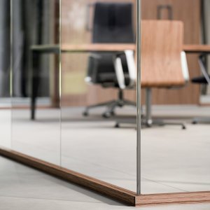 Lüftungsgitter an einer geschlossenen Tür der Trennwand im System von Quadrifoglio