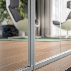 Aluminiumprofil in Bronze im Trennwandsystem von Quadrifoglio