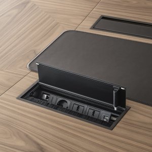 Sitzungszimmer mit Tisch und Bestuhlung