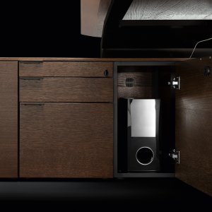 Eingelassener Griff am Metar Schrank