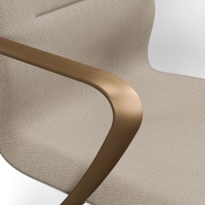 Rueckansicht des Synua hinter dem Schreibtisch