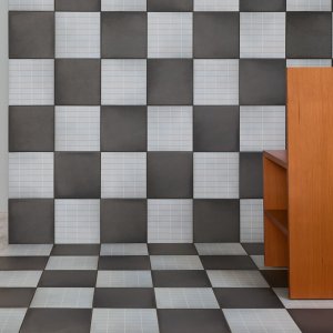 Aurore Light Grey Grid S und Grid L im Bad der Direktionsetage