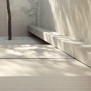 Otto von Mutina an Boden und Wand in einem Waschraum