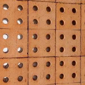 Raumhohe Bloc Wand auf Holzprofilen