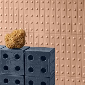 Wand mit Punto Keramikriegeln von Mutina in der Schweiz, Relieftextur