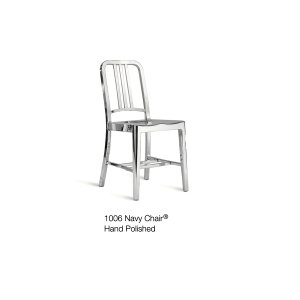Klar eloxierte, handgebürstete Oberfläche des Navy Chair in Nahaufnahme