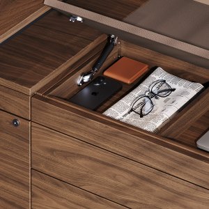 Bohrungen im Bein von Ono Panel für die Kabel zum Boden