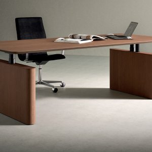 Moderner Schreibtisch Otto von Martex mit 80-mm-Radius an den Ecken