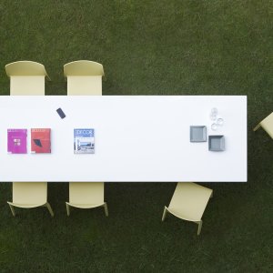 Kante einer Arki-Table Platte mit schwarzem Kern unter hellem Dekor