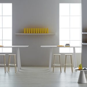 Sitzungszimmer mit einem Arki-Table 300×120 und Stühlen