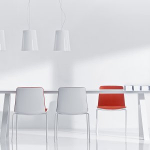 Staffelei-Beine aus Stahlrohr am Arki-Table